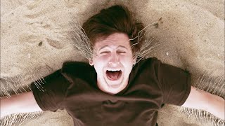 Un monstre sur la plage dévore tous ceux qui touchent le sable.